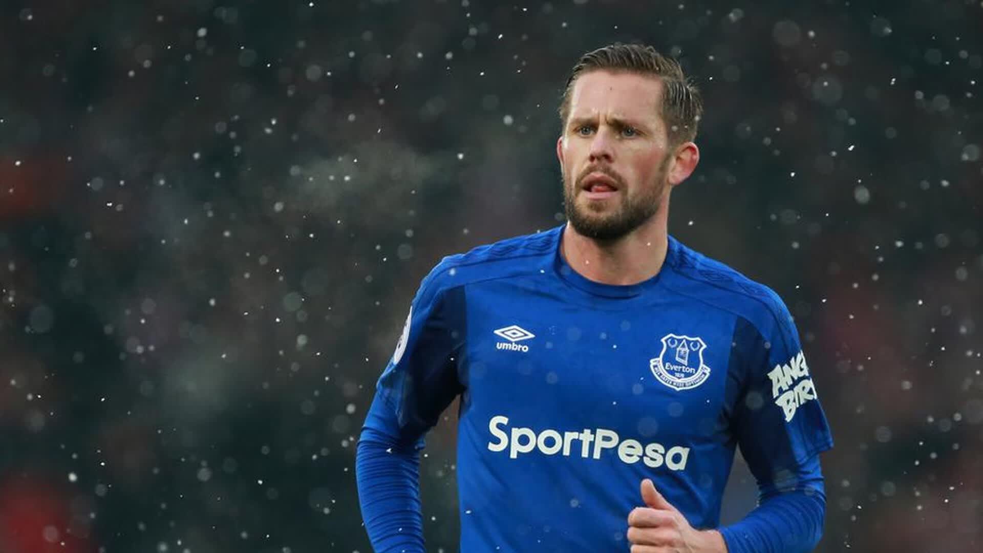 九游娱乐官方-热刺教练失控怒吼，C罗队友怒摔水瓶！赛场冲突瞬间点燃争议